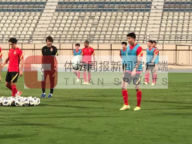 国足再次重点演练定位球 朱辰杰或无缘中越战