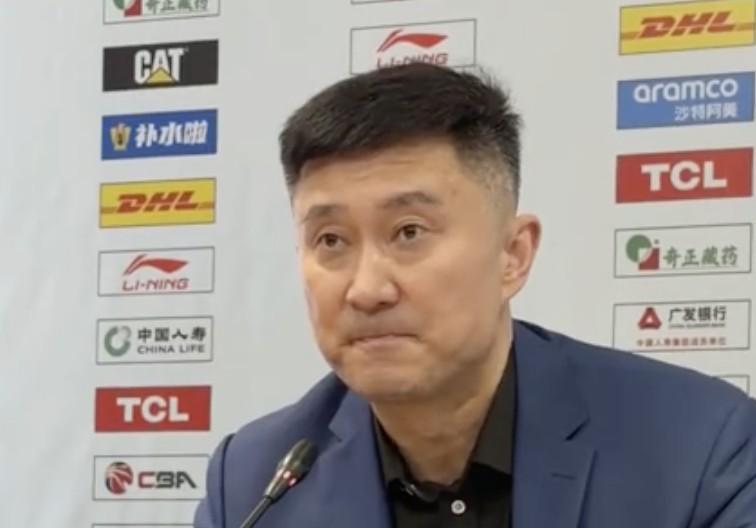 云体育入口-杜锋暖心祝福球迷大爷：每次来吉林都会看到他，希望他一切顺利