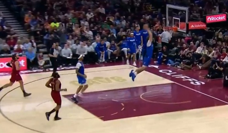 kaiyun中国官网-终于秀一个！骑士失误被打反击 弗拉格快下1打0双手滑翔暴扣！